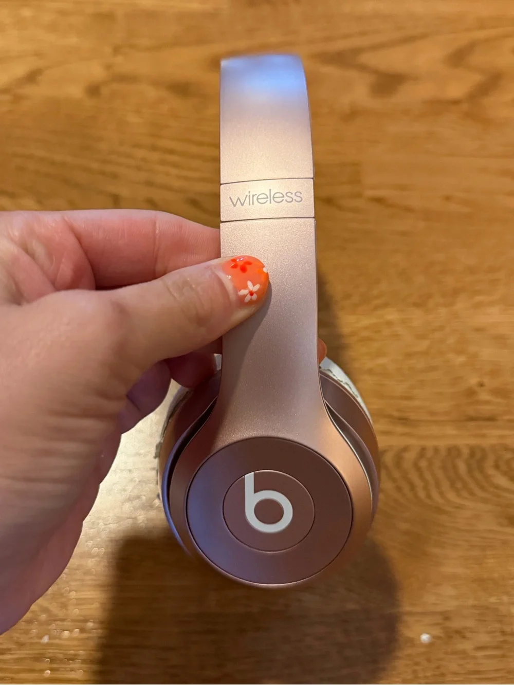 Beats Solo3 Wireless Headphones in Rose Gold - Picture 4 of 16